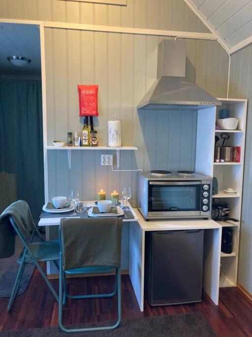 Idyllisk Lite Anneks Med Enestaende Uteplass Larvik Luaran gambar