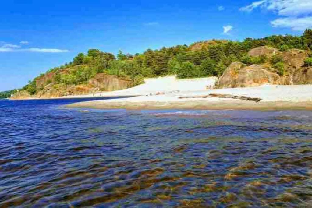 Idyllisk Lite Anneks Med Enestaende Uteplass Larvik Luaran gambar